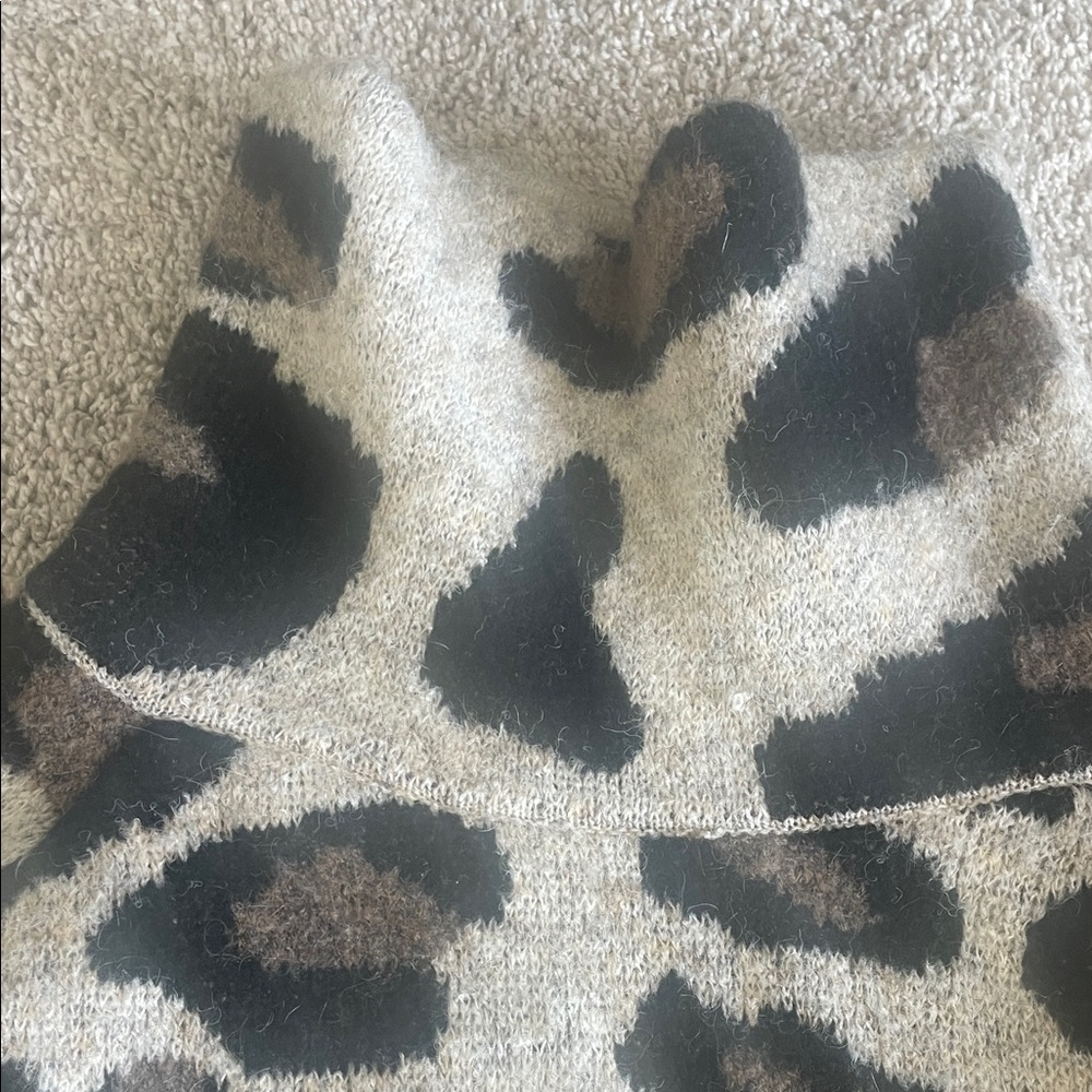 Leopard Print Sweater - Picture 2 of 4